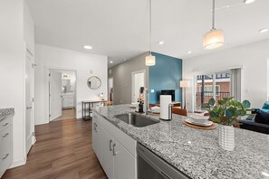 Interior - Stunning 2 Bed/2 Bath | CLE Clinic | Balcony (Cleveland)