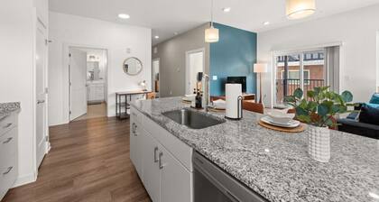 Stunning 2 Bed/2 Bath | CLE Clinic | Balcony