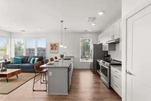 Fridge, microwave, oven, stovetop - Gorgeous 2 Bed/2 Bath | CLE Clinic | Balcony (Cleveland)