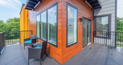 Gorgeous 2 Bed/2 Bath | CLE Clinic | Balcony