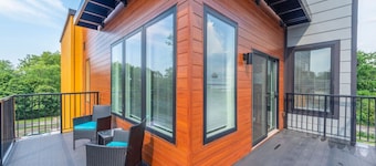 Gorgeous 2 Bed/2 Bath | CLE Clinic | Balcony