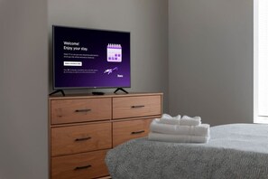 2 bedrooms, desk, iron/ironing board, WiFi