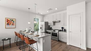 Kylskåp, mikrovågsugn, ugn och spishäll