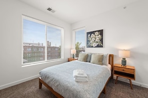 2 bedrooms, desk, iron/ironing board, WiFi - Gorgeous 2 Bed/2 Bath | CLE Clinic | Balcony (Cleveland)