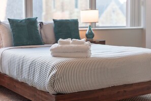 2 bedrooms, desk, iron/ironing board, WiFi