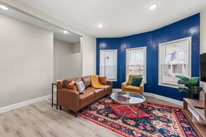 TV - Stylish 3 BDR | 3 min. to Clinic (Cleveland)