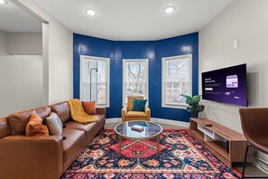 TV - Stylish 3 BDR | 3 min. to Clinic (Cleveland)