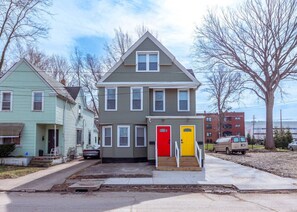 Exterior - Stylish 3 BDR | 3 min. to Clinic (Cleveland)