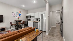 Eine moderne Wohnung mit Küche, Essbereich und Wohnzimmer.