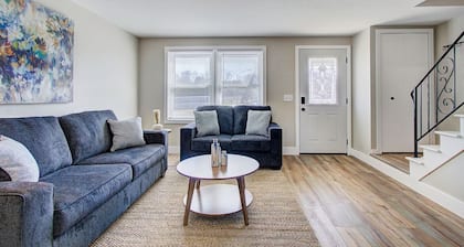 Charming 2BR Apt | Close to Local Attractions