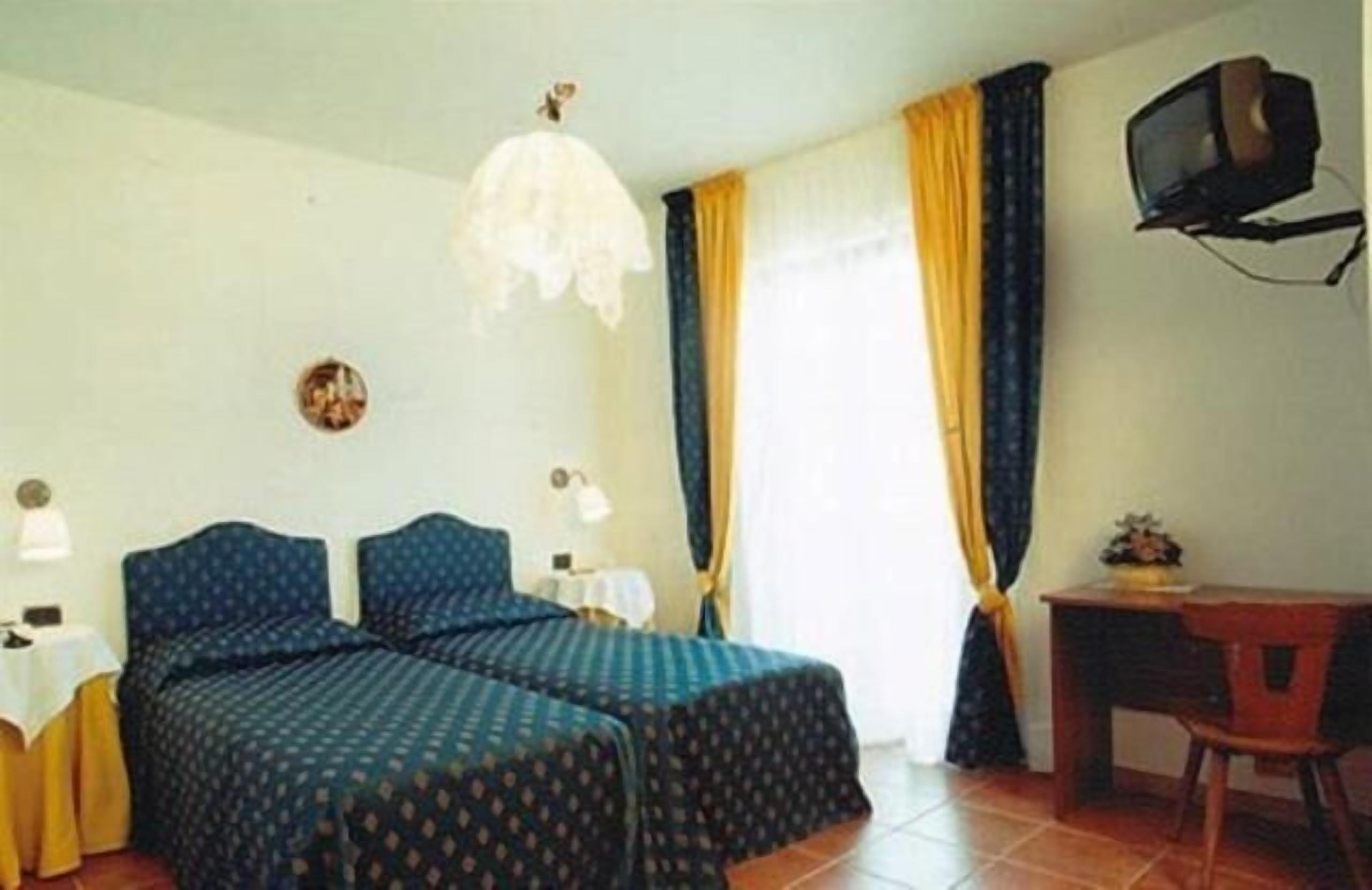 Habitación Confort con 1 cama matrimonial o 2 individuales | Escritorio y wifi gratis 