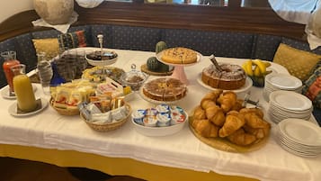Café da manhã com buffet grátis todos os dias