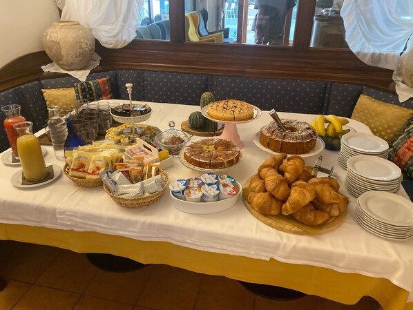 Free daily buffet breakfast - BikeHotel Abete (San Giovanni Rotondo)