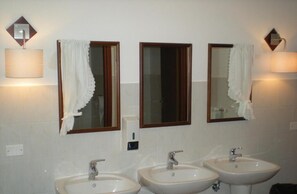 Regadera, amenidades de baño gratuitas, secadora de cabello, toallas 