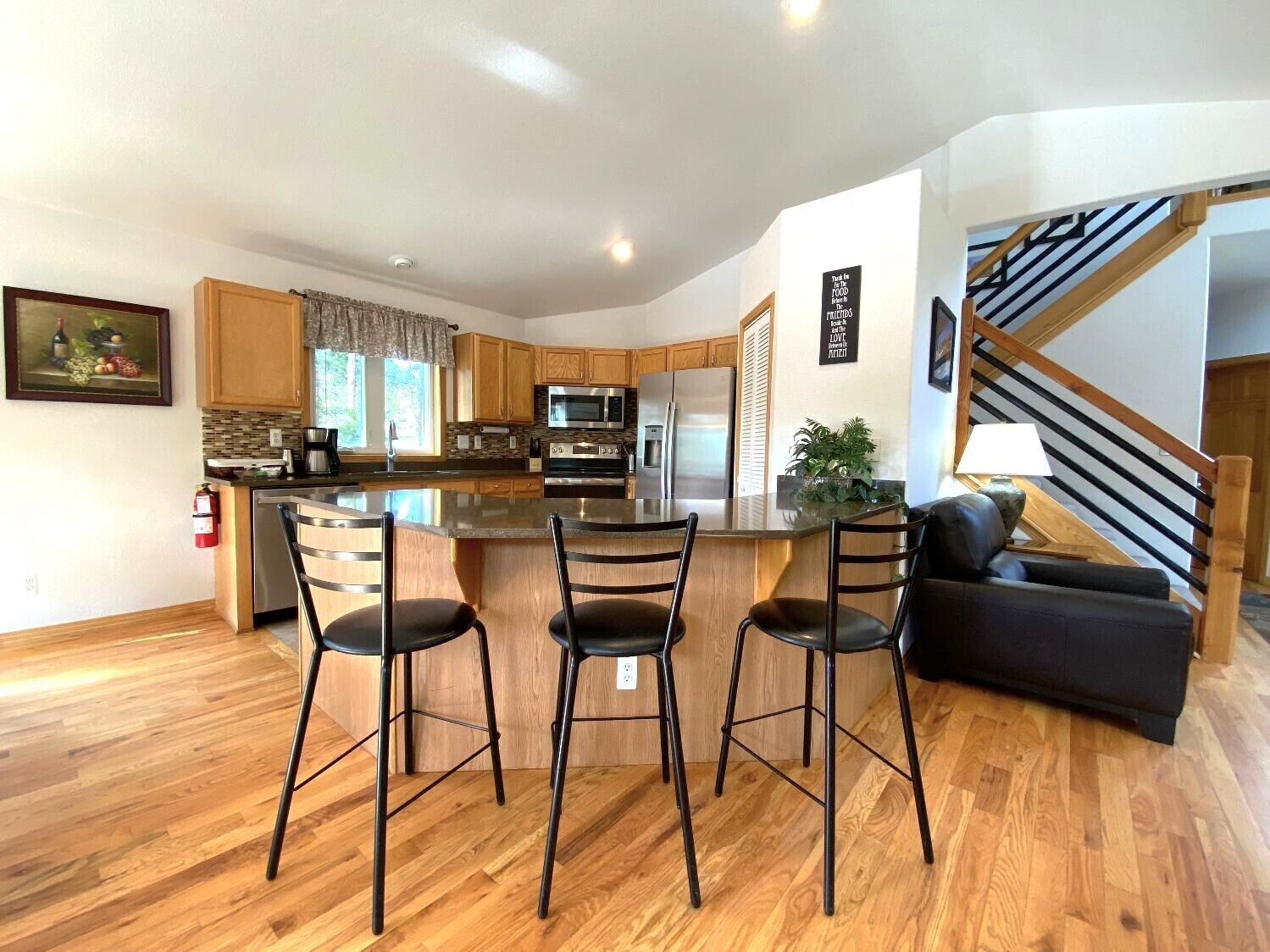 冷蔵庫、電子レンジ、オーブン、コンロ