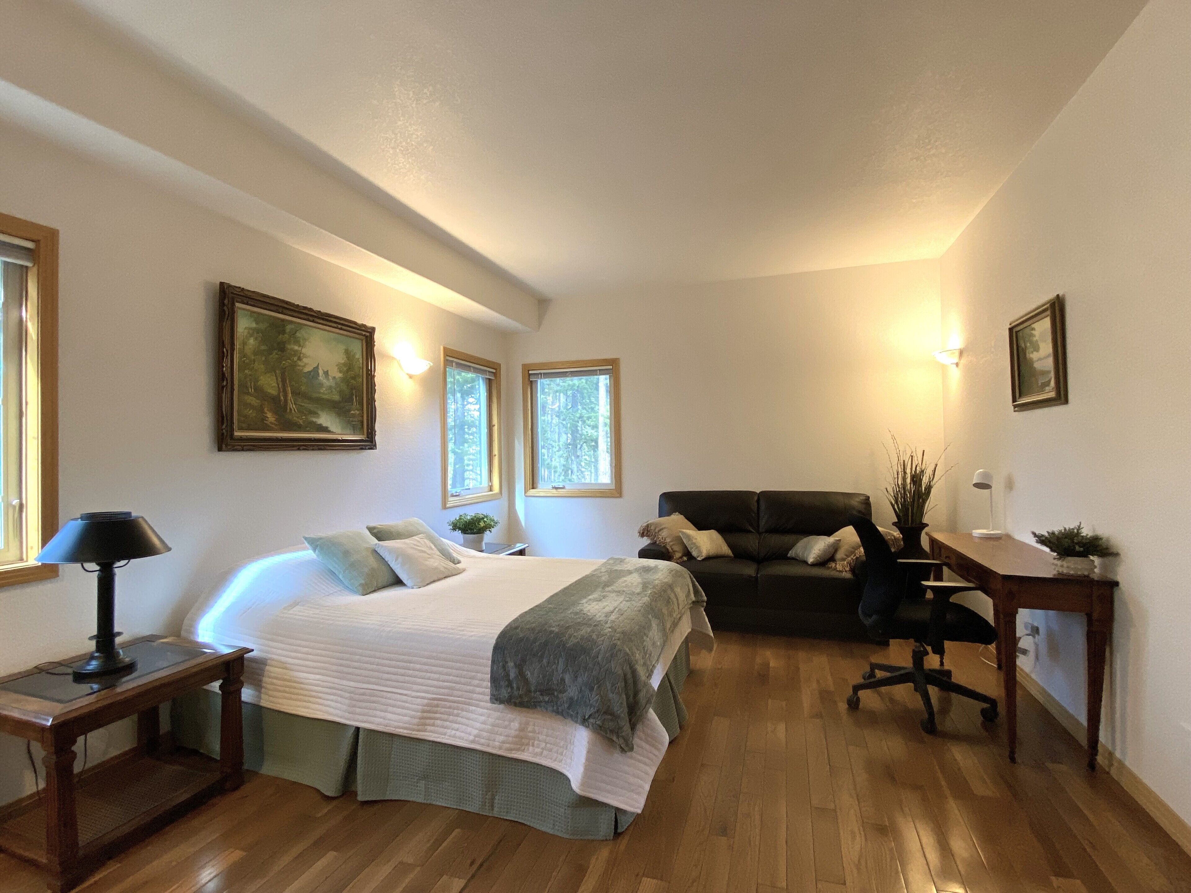 4 室のベッドルーム、デスク、アイロン / アイロン台、WiFi (無料)