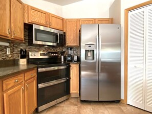 Réfrigérateur, micro-ondes, four, plaque de cuisson