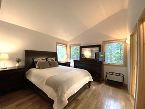 4 室のベッドルーム、デスク、アイロン / アイロン台、WiFi (無料)