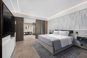 Premier Studio Suite | Premium bedding, down comforters, desk, laptop workspace