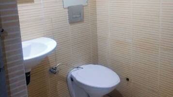 Executive tweepersoonskamer, airconditioning | Badkamer | Een douche, gratis toiletartikelen, pantoffels, zeep