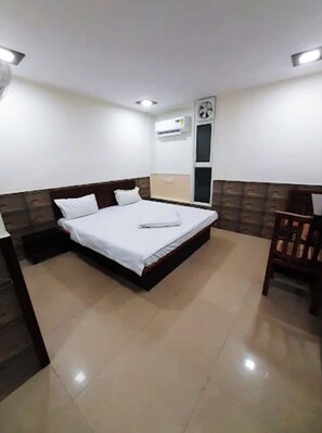 Desk, soundproofing, free WiFi - Hotel Heavens Guest House Haridwar (Haridwar)