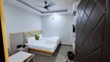 Desk, soundproofing, free WiFi