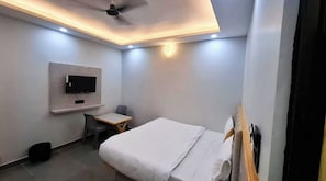 Hypo-allergenic bedding, desk, soundproofing, free WiFi
