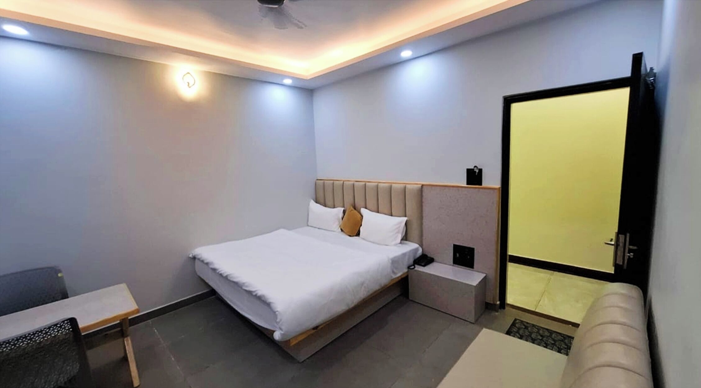 Desk, soundproofing, free WiFi