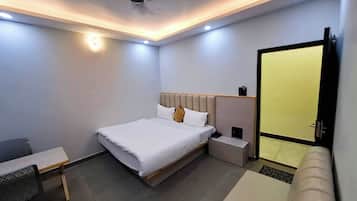 Desk, soundproofing, free WiFi