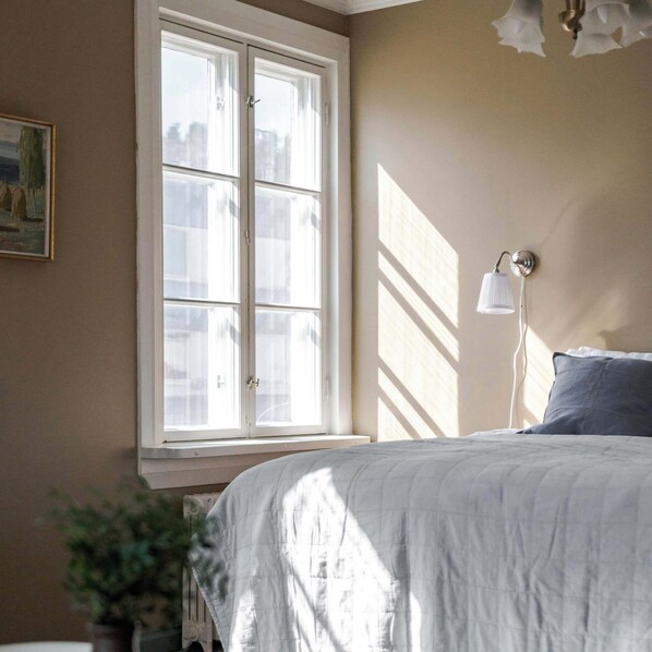 4 人部屋 コーナー | 客室ごとに異なる装飾、客室ごとに異なるインテリア、デスク、ノートパソコン用作業スペース