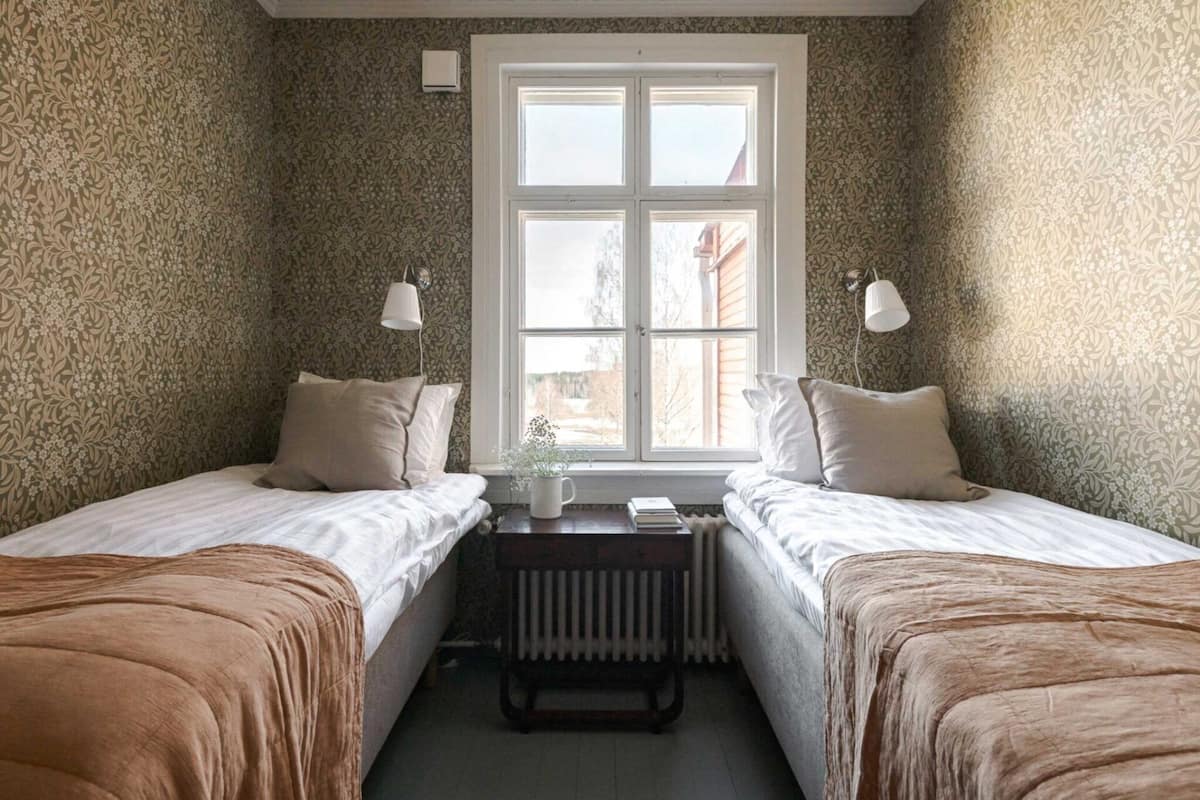 Dobbeltrom, hageutsikt | Individuelt dekorert, individuelt innredet og skrivebord