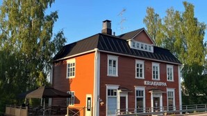 En rød murbygning med skiltet "KIRJAKAUPPA" foran.