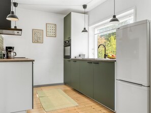 Refrigerador, lavavajillas y utensilios de cocina 