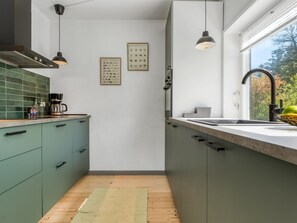 Fridge, dishwasher, cookware/dishes/utensils