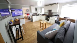A modern apartment with a living room, kitchen, and dining area. - Number 4 Old Tiverton Rd (Exeter)