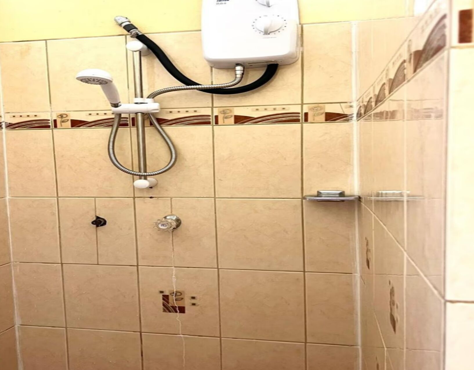 Een douche, een haardroger, handdoeken