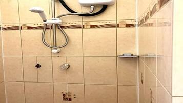 Een douche, een haardroger, handdoeken