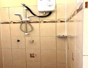 Een douche, een haardroger, handdoeken