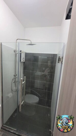 Douche, sèche-cheveux, serviettes fournies