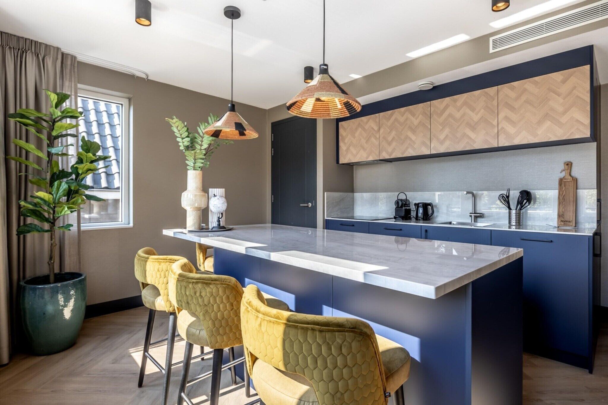 Ofen, Herdplatte, Geschirrspüler, Wasserkocher mit Kaffee-/Teezubehör