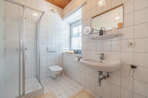 Shower, hair dryer, towels