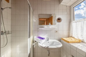Shower, hair dryer, towels
