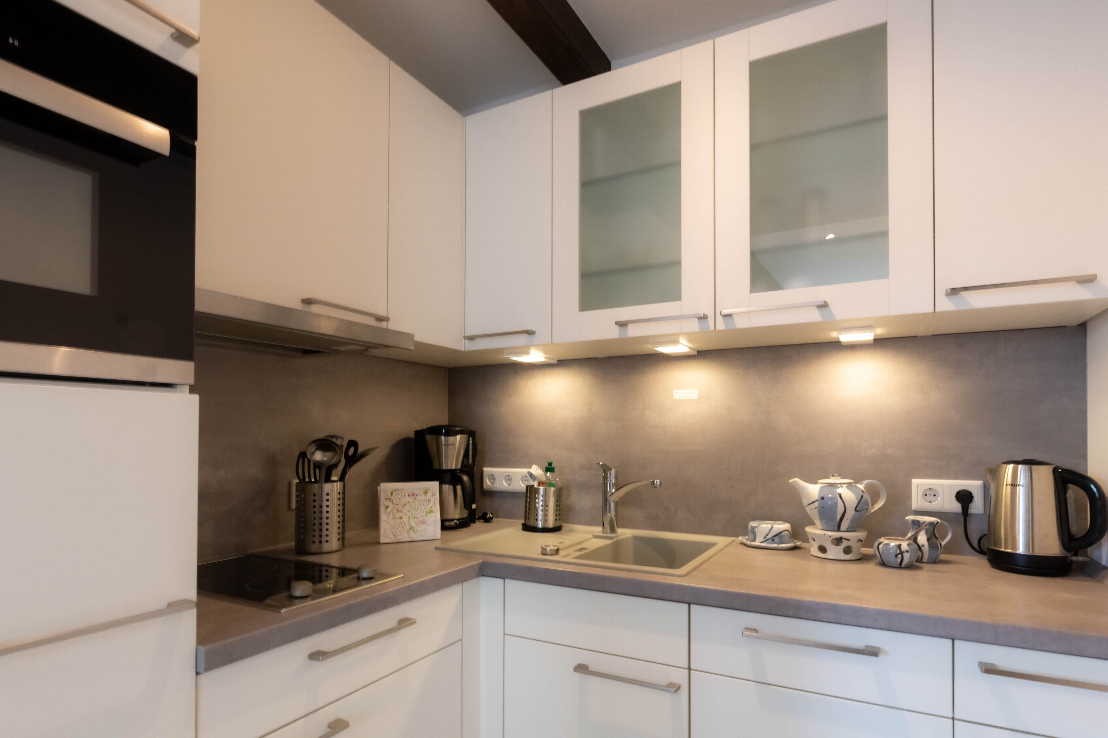 Een koelkast, een microgolfoven, een oven, een kookplaat