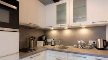 Een koelkast, een microgolfoven, een oven, een kookplaat