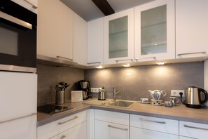 Réfrigérateur, micro-ondes, four, plaque de cuisson