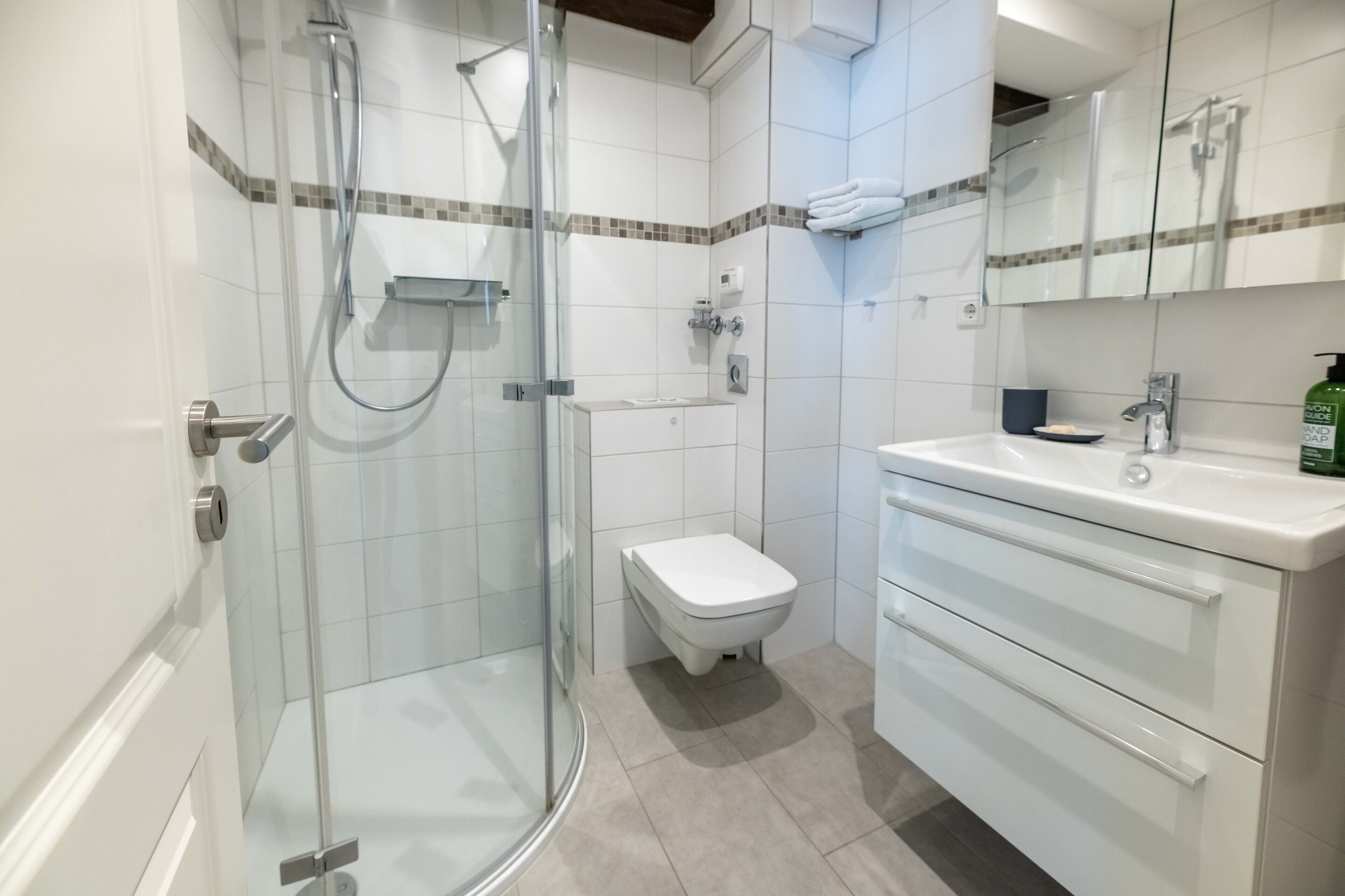 Een douche, een haardroger, handdoeken