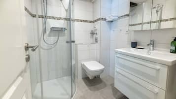 Een douche, een haardroger, handdoeken