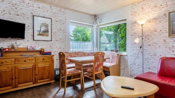 TV, ping pong, stereo