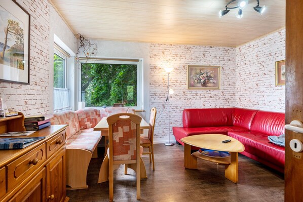 TV, table tennis, stereo