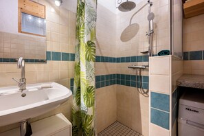 Een douche, een haardroger, handdoeken